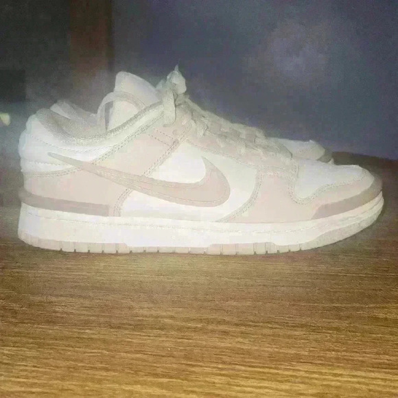 Nike sneakers size 8.5 EUC. - Picture 3 of 7